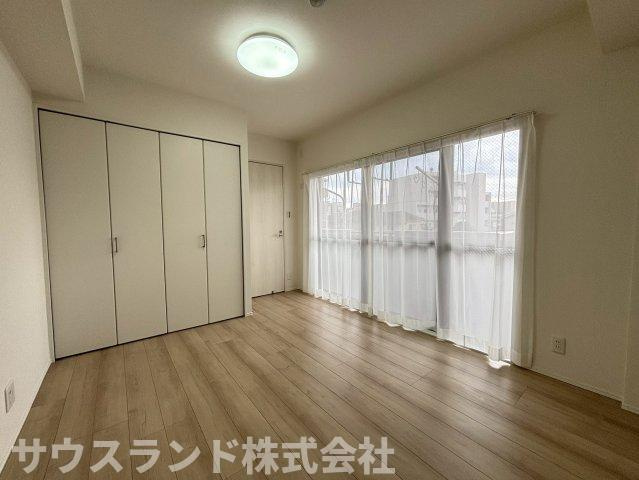 窓が大きく設けられ、開放感のある洋室。ゆったりとしたプライベートタイムが想像できます。