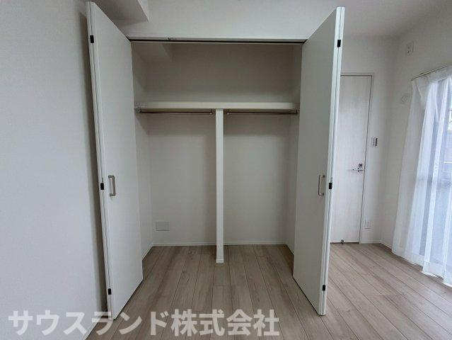 ワイドに開く扉で出し入れしやすい収納。毎日の片付けがしやすく、居室をすっきり保てます。