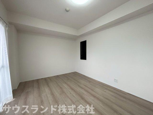 採光豊かな明るい室内。木の温もりが柔らかな印象を与えるフローリングは安らぎをもたらすプライベート空間。