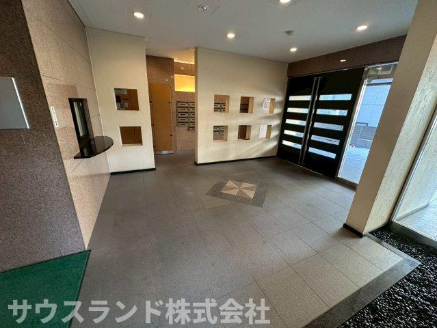 落ち着いた雰囲気のエントランスが、住まう方や訪れる方を上品に迎えます。