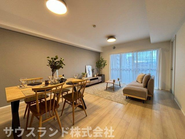 窓から差し込むやわらかな陽射しと豊かな開放感に満ちた団欒の場となる癒しの空間。