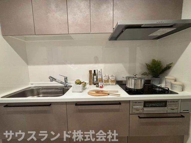 上部の吊戸棚を活用することで、調理器具やキッチン用品を効率よく収納できる便利なキッチン。