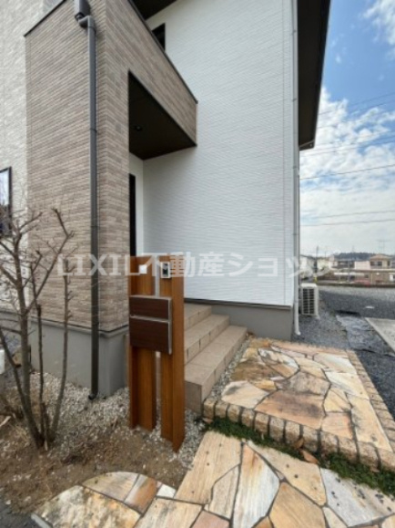 シンプルな色合いで仕上げられた玄関まわりが青空にもよく映えており好印象ですね。