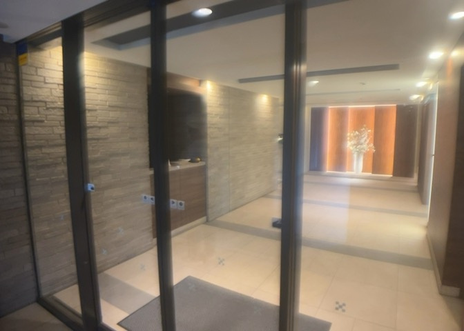 受付はマンションコンシェルジュがいる場合もあれば、管理人が滞在する小部屋を総称して呼ぶことがあります。主にエントランスに設置されていることから、防犯面でも期待ができます。防犯設備がない場合はより安心！