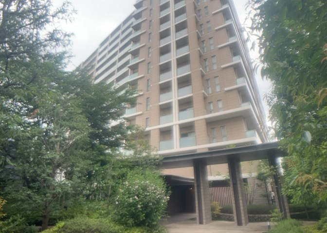 道幅が広い場所は日当たりや風通が良好です。幅が広いのですれ違いも可能ですし大きな車でも駐車可能！一方で、大型車が通ることも多くなるため交通量の増加により騒音に繋がります。また土地の値段が高くなります。