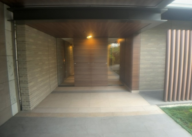 共用部分は、一棟の建物に住む区分所有者全員が共同で所有するとし、共用部分の管理、補修などは、区分所有者で形成される管理組合が行います。個人の判断で勝手に変更することはできませんので覚えておきましょう。