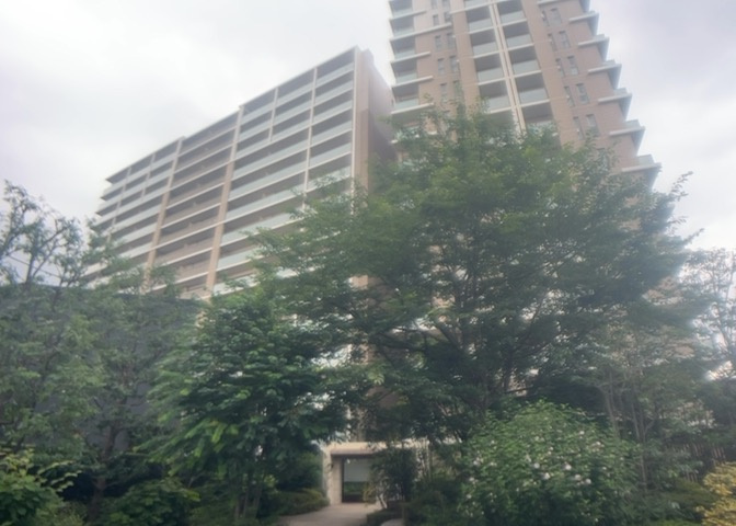 外観はマンション管理がされているかの目安になります。築年数が古いと、壁面は劣化してひび割れが生じることも！建物が古びていても細かいところが修繕されていると、きちんと管理されているなぁと感じるでしょう。