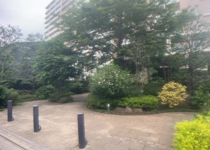 マンションの駐輪場は、事前に空きがあるか確認を取ると安心です。せっかく入居したのに駐輪スペースがない！なんてことになったら大変ですよね。そこで、内見時や購入前にはまず事前に確認しておくと良いでしょう。