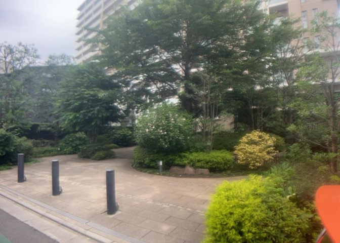 駐車場と明記されていても、最小スペースでつくられた駐車場だと大型車は駐車できなかったり、出入りしにくくなったりする可能性があります。お車のサイズと購入したい物件の駐車場のサイズを現地で確認しましょう。