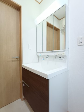 【洗面室】　身支度がしやすい独立洗面台があり、忙しい朝もスムーズに準備が整います。
