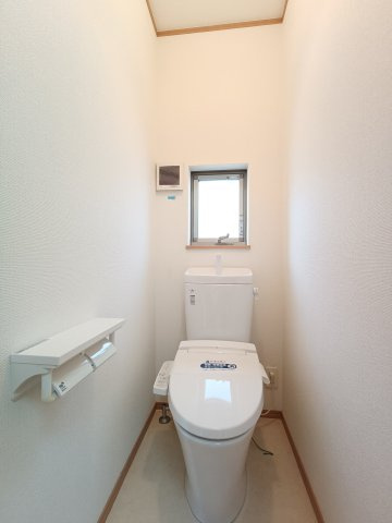 【トイレ】　清潔感のある落ち着いた空間で、来客時も安心して使っていただけるトイレです。