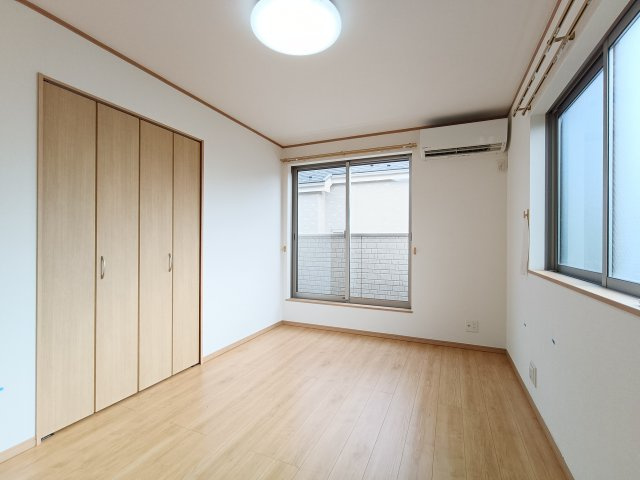 【洋室1　約6.75帖】　窓からの採光もよく、明るく心地よい時間を過ごせる洋室です。