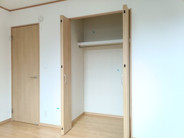 【洋室1　収納】　クローゼットが完備されており、衣類や荷物もすっきりと収納できます。