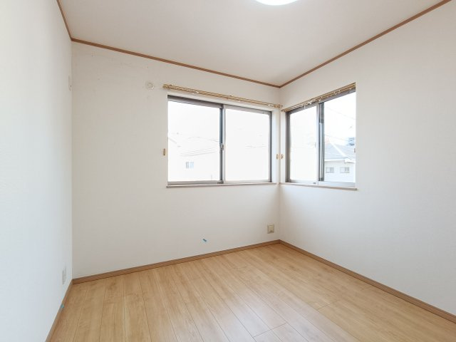 【洋室2　約5.75帖】　シンプルな造りで家具の配置がしやすい一部屋。自分好みの空間が作れます。
