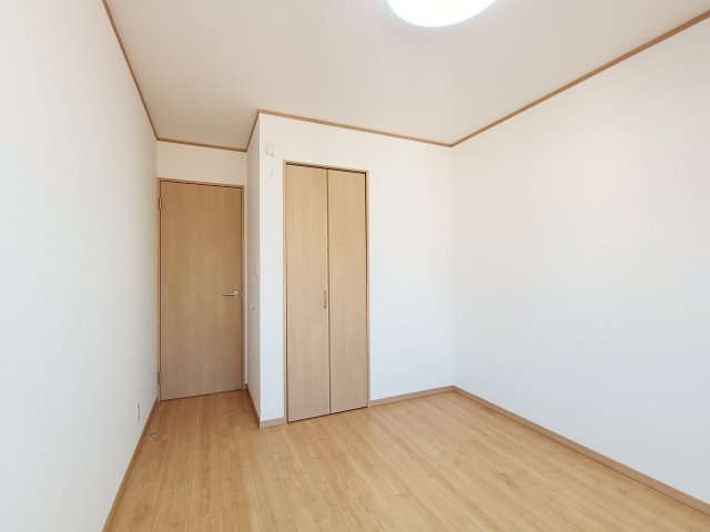 【洋室2　約5.75帖】　収納スペースも近く、生活動線を考えた使いやすい一部屋です。