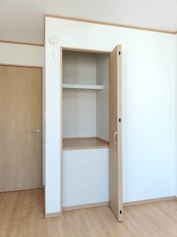 【洋室2　収納】　衣類や小物を整理しやすく、いつでもお部屋をすっきりと保てる収納です。