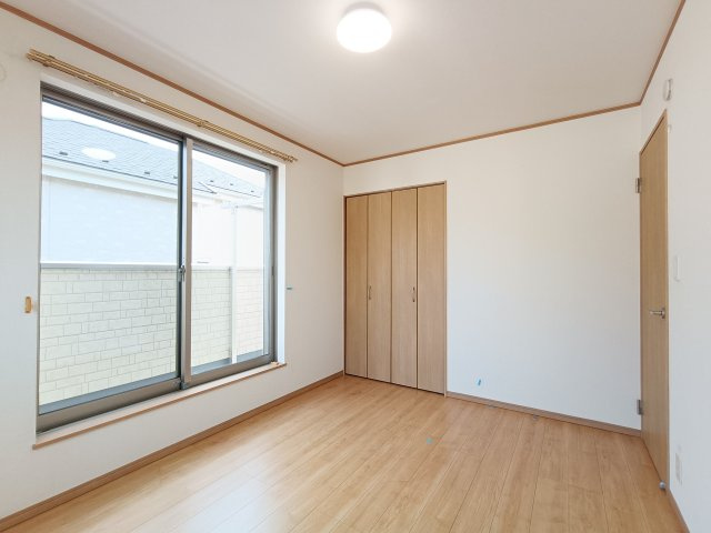 【洋室3　約6.0帖】　落ち着いた雰囲気で、書斎や趣味の部屋としても活用できます。