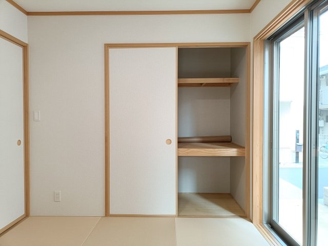【和室　収納】　生活感を抑えられる扉付き収納で、お部屋をいつでも美しく保てます。