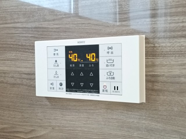 【追い焚き機能】　家族それぞれの時間に合わせてお湯を温め直せ、快適な入浴を叶えます。