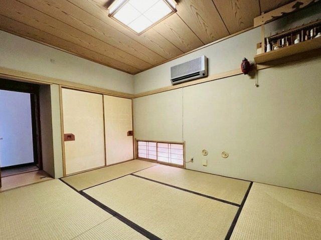 来客時にも便利な6帖和室、落ち着いた空間