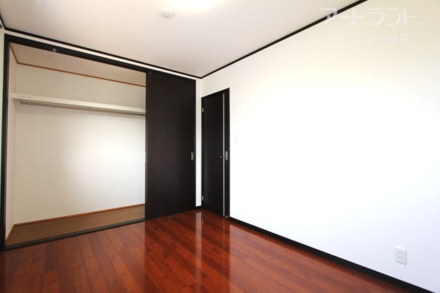 【2階洋室6帖（間取り図：左）】10帖のフリールーム付き