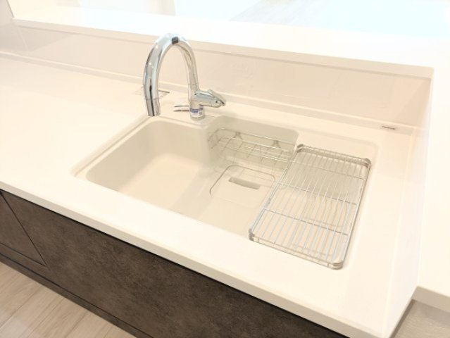 【シンク】　お洒落なグースネック水栓。食器洗いもはかどる広々としたシンクです。人造大理石のシンクは天板との継ぎ目がないためお手入れがラクラク♪