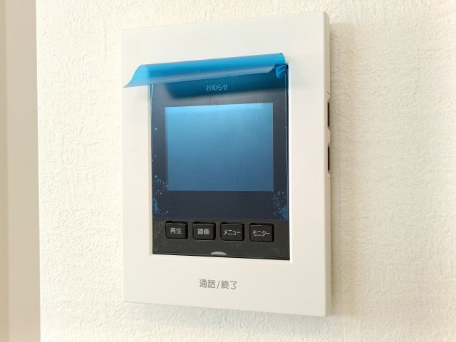 【TVモニター付きインターフォン】　訪問者の顔を見ることができるので、安心してドアを開けられます。