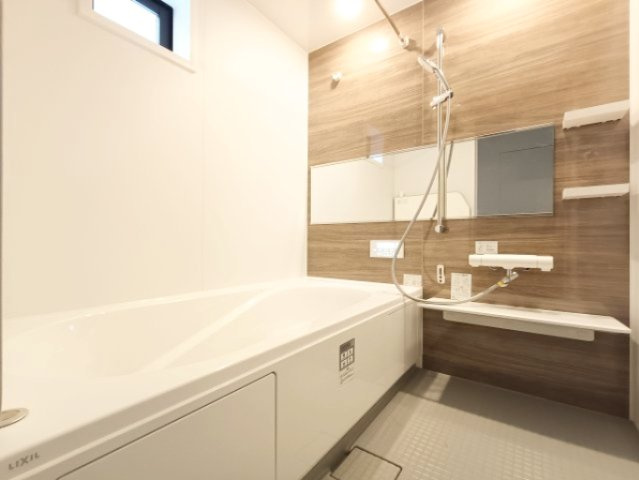 【浴室】　ゆったりとくつろげるバスルーム。追い焚き機能付きでいつでもすぐに温かいお風呂を楽しむことができます。