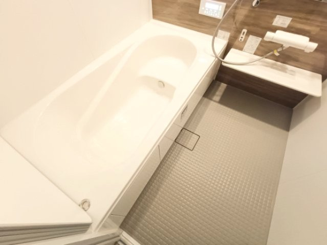 【浴室】　一日の疲れを癒す広々バスルームです。