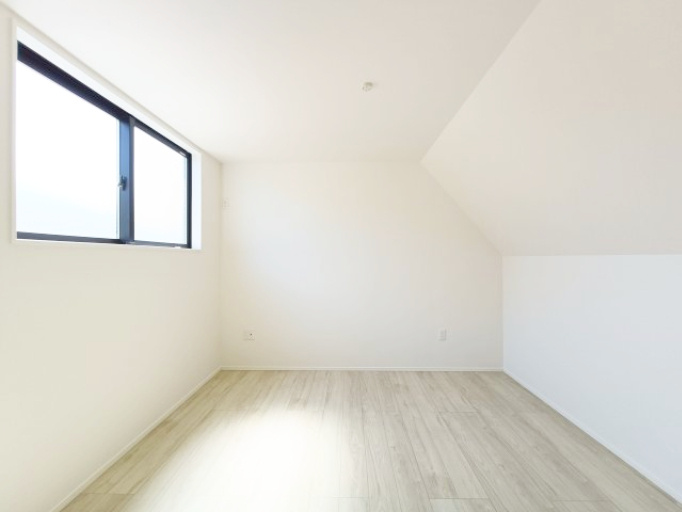 【洋室約7.2帖】　広々とした洋室。主寝室や子ども部屋にいかがでしょうか？