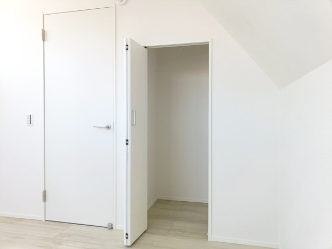 【洋室約5.2帖　収納】　収納も備わり、暮らしやすい空間がデザインされています。