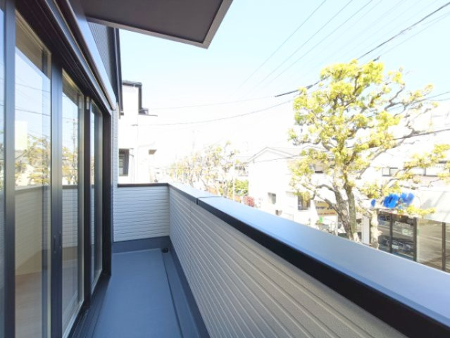 【2階バルコニー】　手動シャッター付き。