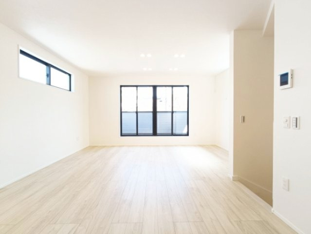 【LDK約19.5帖】　大きな窓があることによって、外との一体感が生まれ、空間をより広く見せる役目を果たしているとともに、窓から見える緑や、外の景色もデザインに取り込まれているかのようです。
