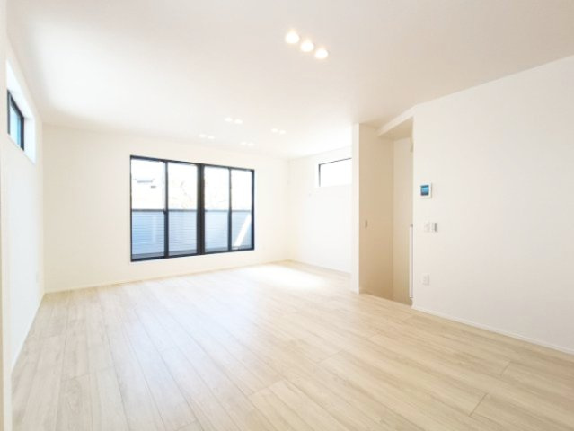 【LDK約19.5帖】　広々とした明るいリビング。ダイニングセットはどちらに、ソファーはどちらに置きましょうか。自由にコーディネートを楽しみやすいシンプルさが魅力です。