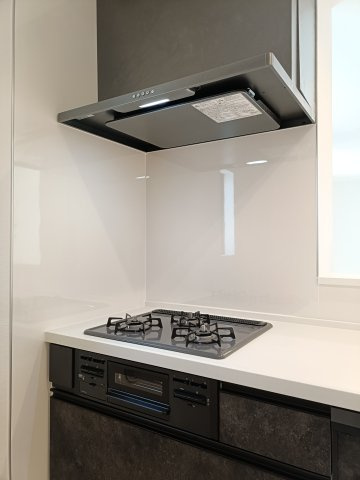 【3口コンロ】　3口コンロ、グリル付きでお料理のレパートリーも増えそうです。