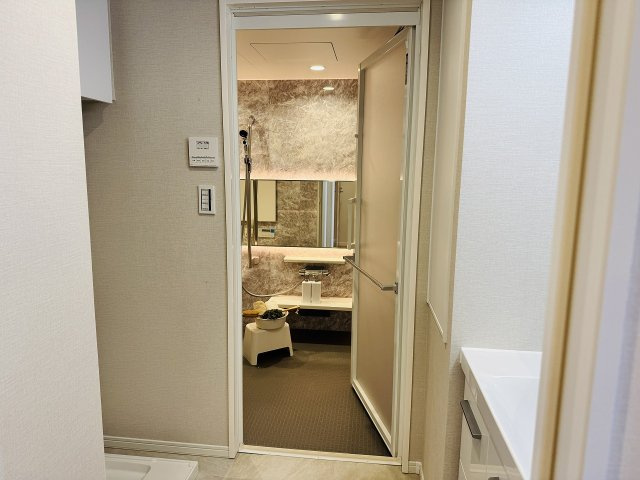 ～グレー×ホワイトの清潔感ある脱衣所～