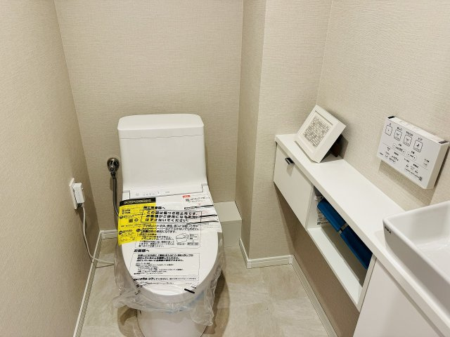 ～新規交換済、暖房温水洗浄機能付きトイレ　冬場は特に嬉しい機能ですね～