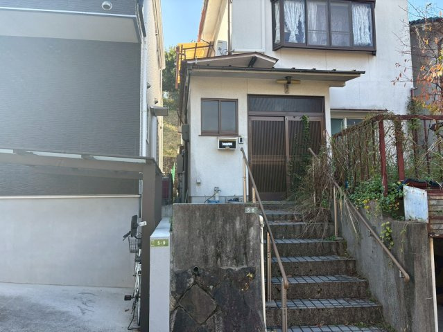 敷地は道路から一段高い位置にあり、眺望性と通風の良さを感じられる特徴的な地形です。高低差があるため、プライバシーを確保しやすい点も魅力です。周囲には住宅が整い、落ち着いた環境の中で暮らせる立地です。