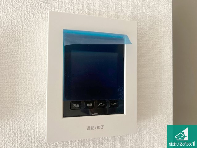 カラーモニターインターホン！声だけでなく来訪者の姿や顔がモニターで確認できるので、小さなお子様がいらっしゃるご家庭でも安心できます！