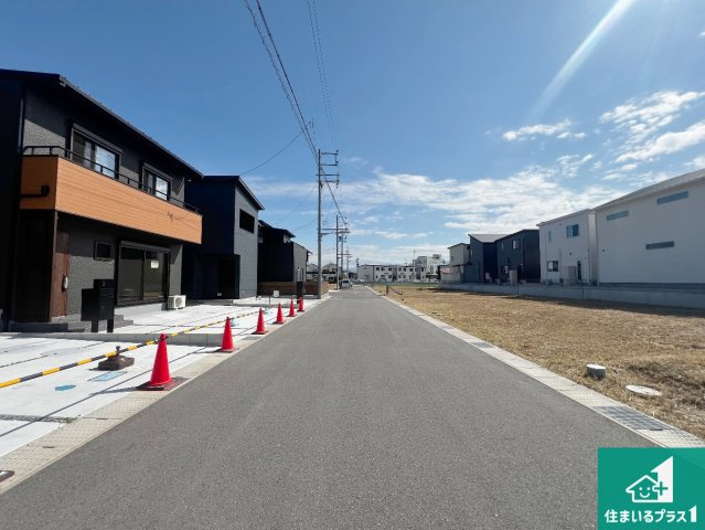 周辺は閑静な住宅街！前面道路広々で車の出し入れも便利です。駐車が苦手な方でも安心して車庫入れできます！