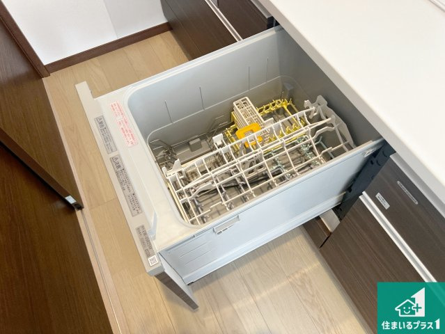 食事後の一仕事、食器洗いをボタン一つでお任せできちゃいます！場所を取らないビルトイン式なので、お料理スペースもしっかり確保！