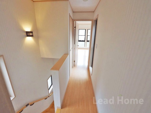 奥の窓から自然光が差し込む明るい廊下！各部屋への動線もスムーズで毎日の移動もストレスフリーです♪