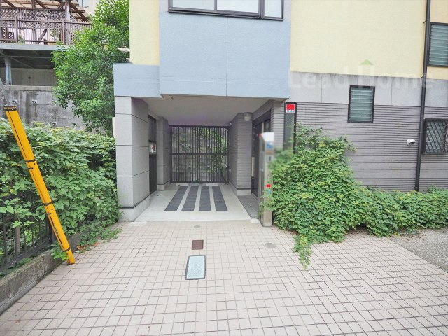 前面道路からの進入もしやすいゆとりある駐車スペース！雨の日のお買い物やお出かけの準備もスムーズです！