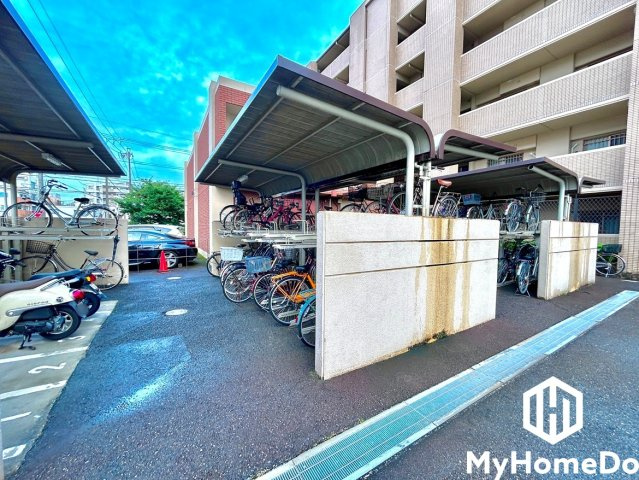 屋根付きなので、雨や風、直射日光から自転車を守ることができます