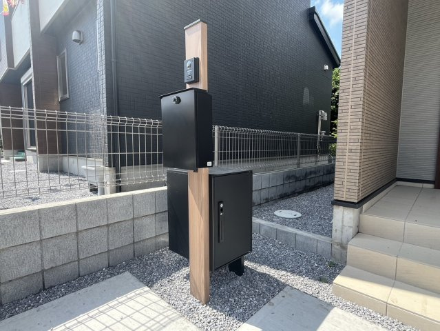 来客確認ができるモニター付きインターフォンと、不在時も荷物を受け取れる宅配ポストを標準装備。