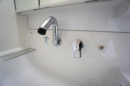 使いたい位置にくるりと回せるくるくる水栓。左右に180度回転するので身支度・家事がしやすい。