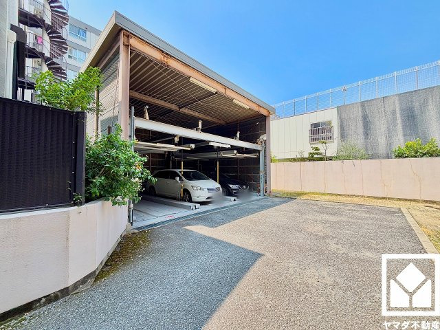 敷地内に駐車場を設置（月額18000円）。重い荷物や雨の日の移動もスムーズで、快適なカーライフを実現。空き状況等の詳細は弊社スタッフまでお気軽にお問い合わせください。