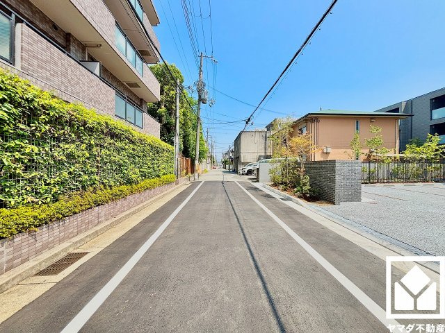 阪神本線「甲子園」駅まで徒歩5分、阪急今津線「今津」駅まで徒歩16分、JR東海道本線「西宮」駅まで徒歩29分の立地。