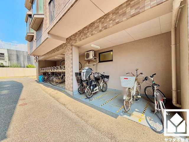 サイクルラック付きの駐輪場を設置。スッキリ整理されて、自転車同士が接触・転倒しにくい設計です。平面区画も用意されているため、さまざまなタイプの自転車を置きやすい仕様です。