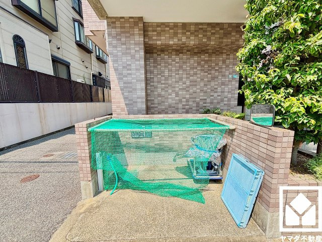 衛生面への配慮もうかがえる、心地よく利用できるごみ置き場です。